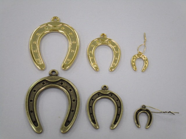 オリジナル馬蹄チャームの製作事例 | ゴールド・アンティークの2色