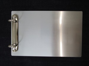 バインダーの板を軽くて耐久性が強いアルミニウムで製作した事例