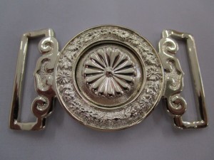 真鍮製の手彫り菊ご紋バックル