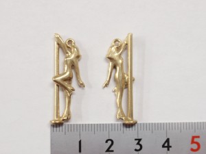 片足を上げたポールガールのチャーム