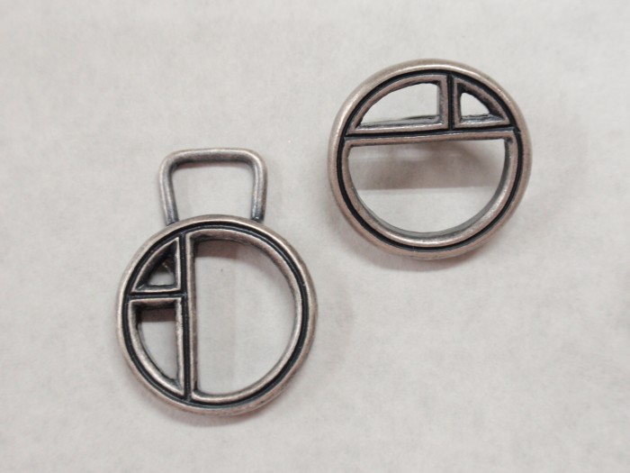 ボタンとファスナー正面