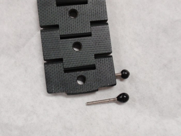 ベルトに取付けたネジと頭の樹脂