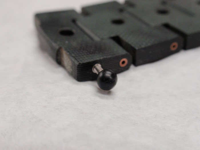 ベルトにネジをはめ込んでいる様子