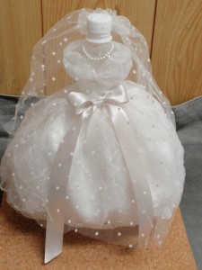 ふわっと広がりを持つウェディングドレス