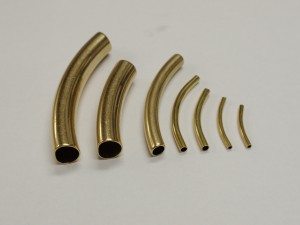 いろいろな形に加工したパイプ　横