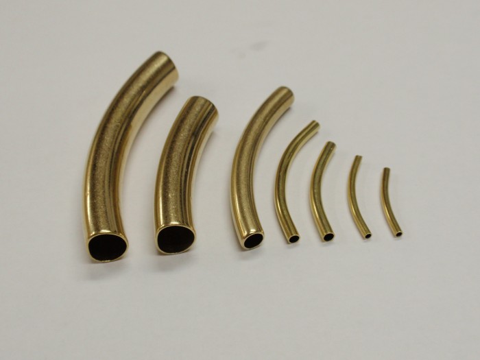 いろいろな形に加工したパイプ　横