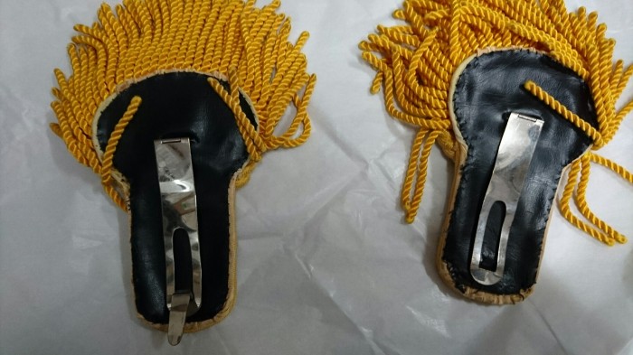 肩章金具 破損