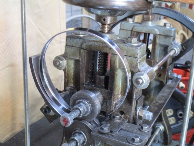 金属の棒　曲げ加工中