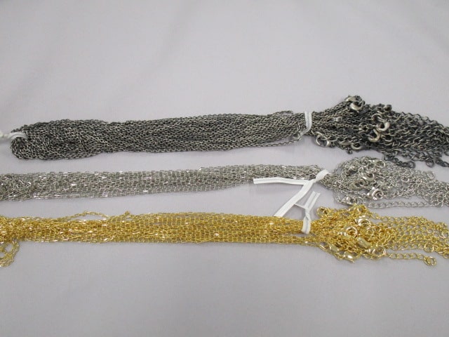 3色のネックレスチェーン