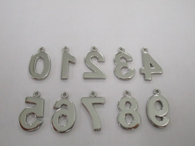 ニッケルメッキ数字チャームの裏