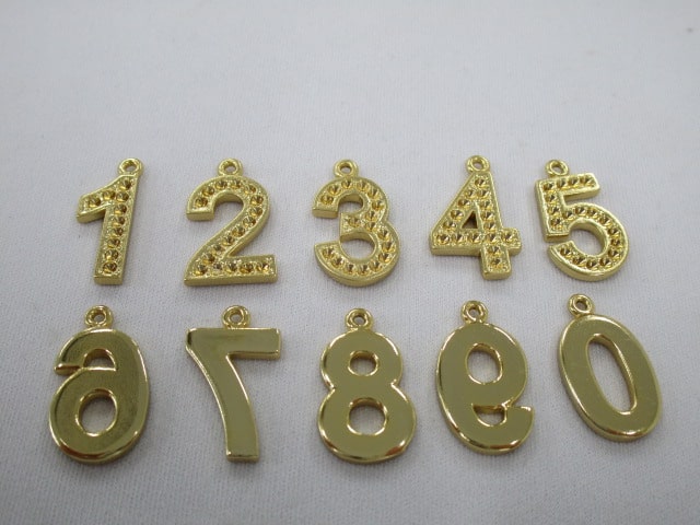本金メッキ後数字型チャーム