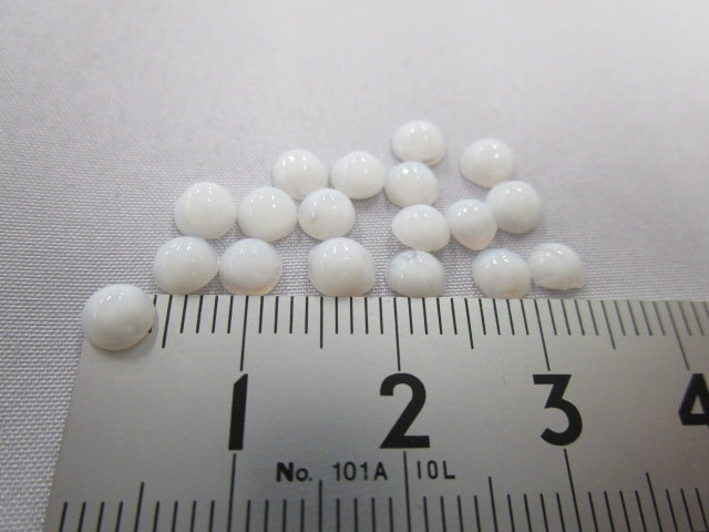 白いガラス加工パーツ