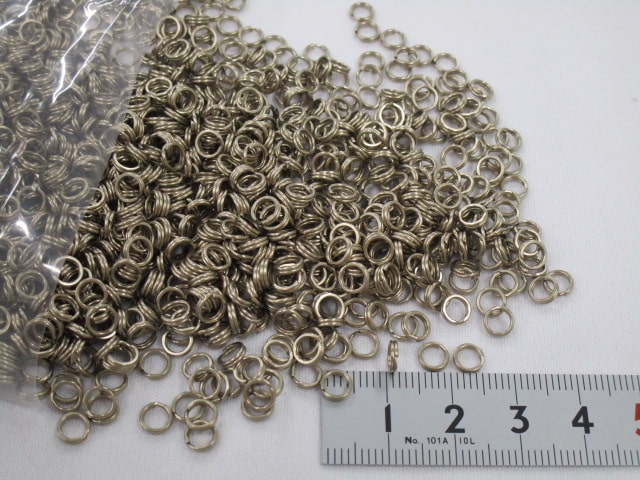 濃いシルバーのスプリットリング