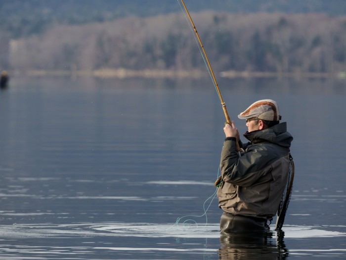 釣りをしている男性