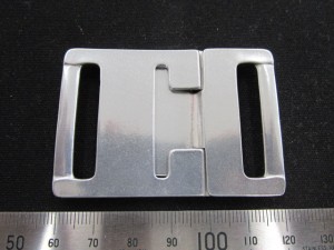 アルミでできたバックル