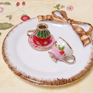 オリジナルの金属チャーム（ティーカップ型）