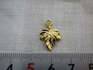 真鍮(しんちゅう)製のブドウの葉のチャーム