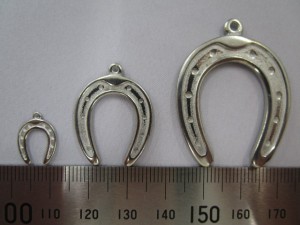 馬蹄形のぶら下げパーツ(馬蹄チャーム)をオリジナル製作した事例