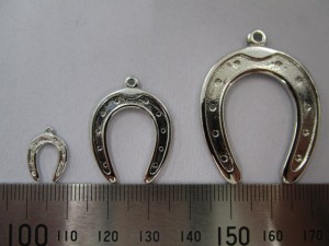 馬蹄形のぶら下げパーツ(馬蹄チャーム)をオリジナル製作した事例