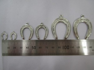 馬蹄形のぶら下げパーツ(馬蹄チャーム)をオリジナル製作した事例
