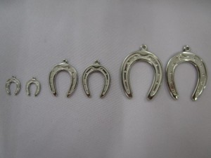 馬蹄形のぶら下げパーツ(馬蹄チャーム)をオリジナル製作した事例